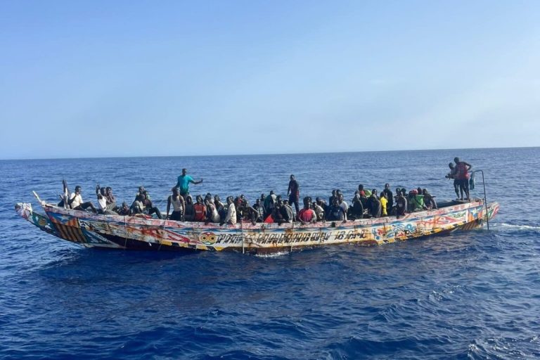 Sucesos.- Llegan otros tres cayucos a El Hierro y Tenerife con 259 migrantes a bordo