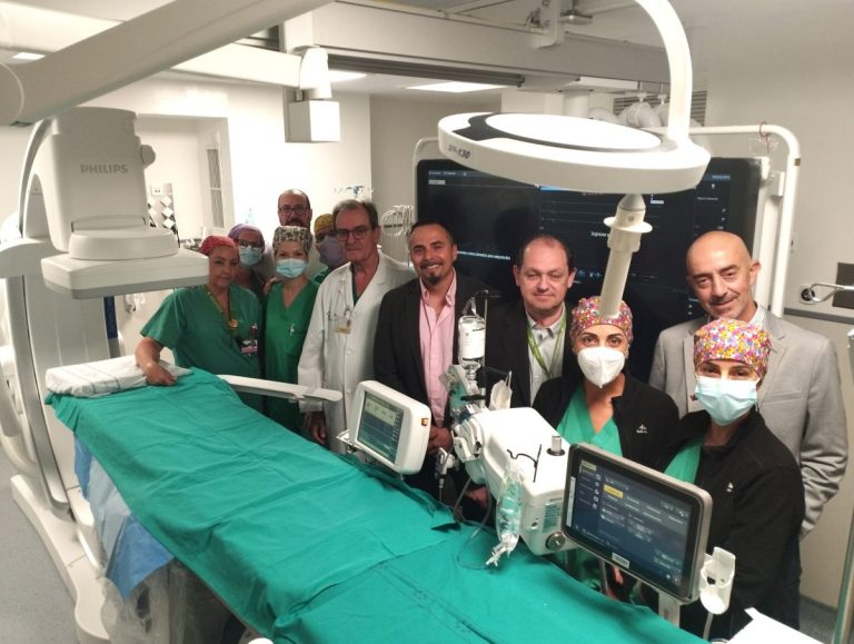 Nueva-sala-hemodinamica-con-gerente-y-director-medico-e1710156392379
