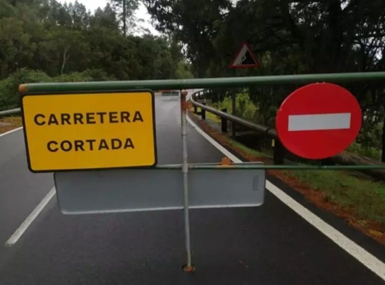 Cerradas las carreteras de acceso al Teide (Tenerife) por La Esperanza y La Orotava debido al hielo en la calzada
