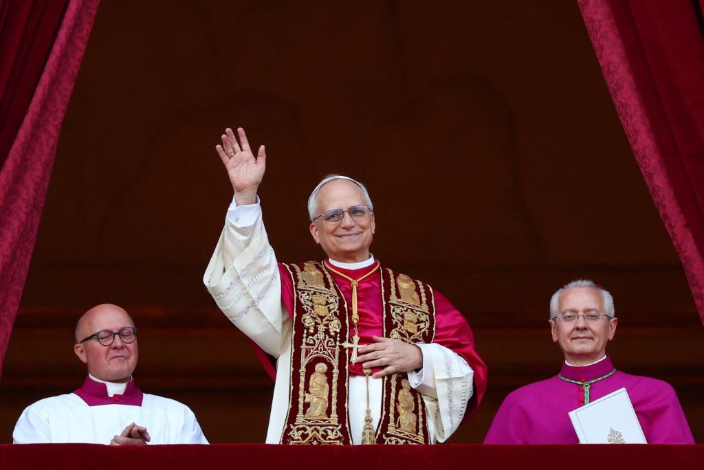 asi-fue-el-saludo-del-nuevo-papa-leon-xiv-desde-el-balcon-del-vaticano-foto-reutersguglielmo-mangiapane-CRAH4A3SAIAQRMNVOQJCLSDLMU
