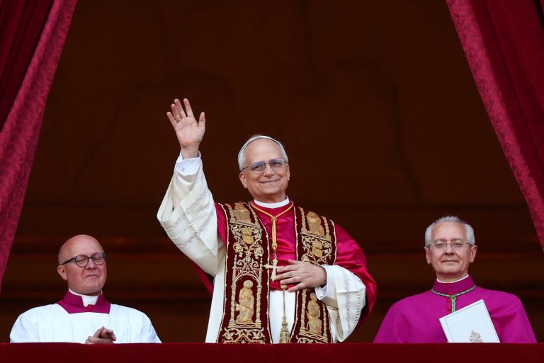 asi-fue-el-saludo-del-nuevo-papa-leon-xiv-desde-el-balcon-del-vaticano-foto-reutersguglielmo-mangiapane-CRAH4A3SAIAQRMNVOQJCLSDLMU